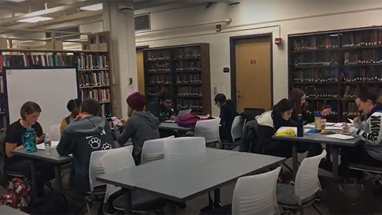 在图书馆学习的学生